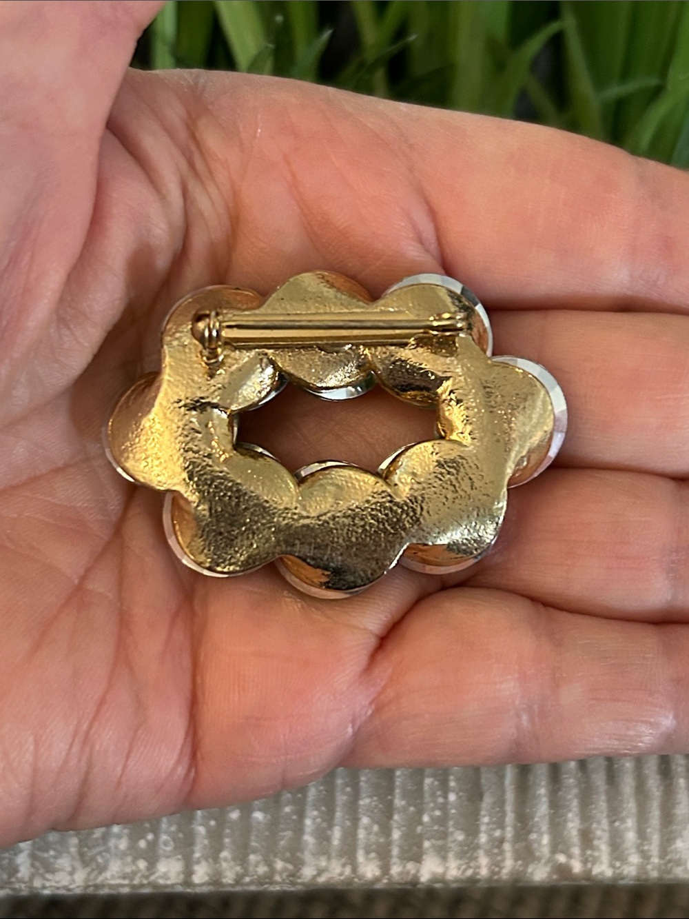 ❌LAST CALL❌ Peridot green oval brooch set on a goldtone backing - Picture 3 of 6